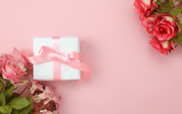 Картинка праздничные подарки+и+коробочки розы фон подарок