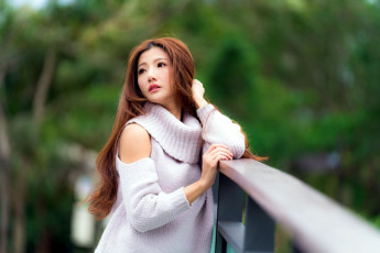 Картинка девушки -+азиатки свитер азиатка поза