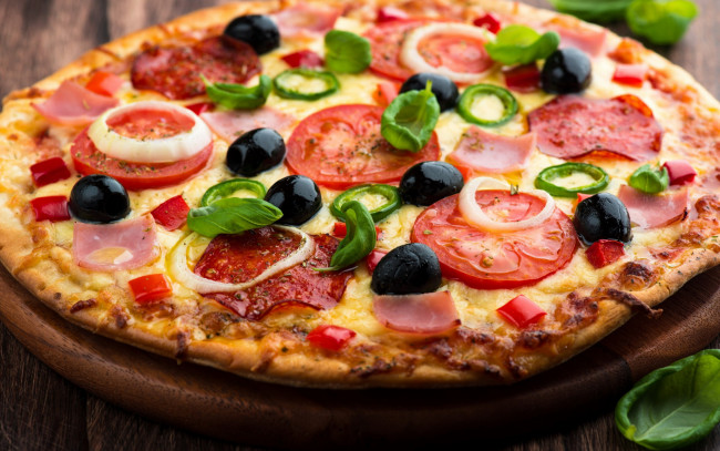 Обои картинки фото еда, пицца, маслины, помидоры