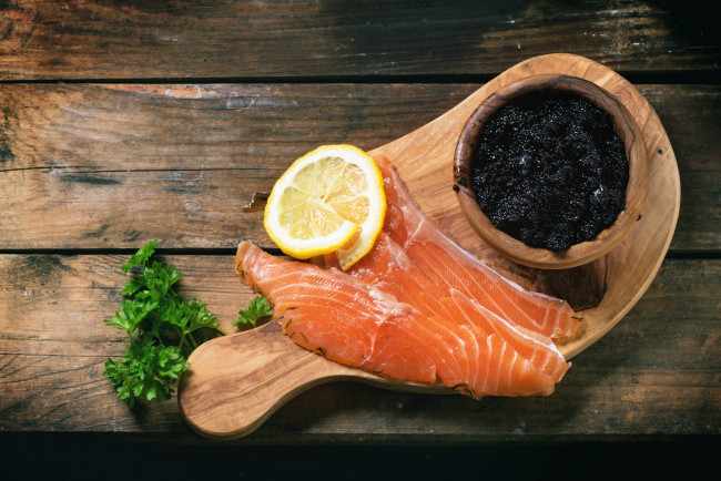 Обои картинки фото еда, разное, петрушка, форель, рыба, икра, черная, лимон