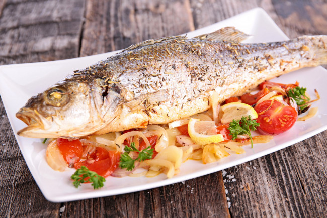 Обои картинки фото еда, рыбные блюда,  с морепродуктами, запеченная, форель, овощи, лимон