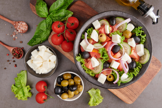 Обои картинки фото еда, салаты,  закуски, помидоры, огурец, маслины, оливки, салат, сыр