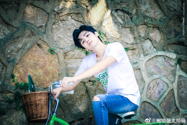 Обои картинки фото мужчины, hou ming hao, актер, велосипед
