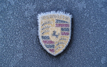 Картинка бренды авто мото porsche логотип иней замёрзший зима