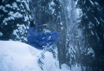 Картинка девушки -unsort+ брюнетки +шатенки ели деревья снег зима синее платье девушка