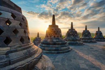 Картинка города -+исторические +архитектурные+памятники индонезия остров Ява храмовый комплекс ступа боробудур вечер солнце лучи свет