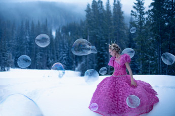 Картинка девушки -unsort+ креатив розовое платье пузыри лес принцесса корона зима девушка