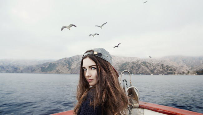 Обои картинки фото девушки, -unsort , лица,  портреты, взгляд, лодка, девушка, чайки, море