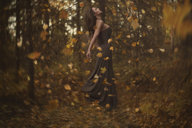 Обои картинки фото девушки, -unsort , брюнетки,  шатенки, осень, листья, шатенка, девушка