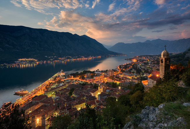 Обои картинки фото города, - панорамы, Черногория, город, котор, которский, залив, адриатического, моря, горы, дома, свет, церковь, вечер