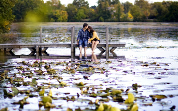 Картинка разное мужчина+женщина пруд влюбленные лилии мостки
