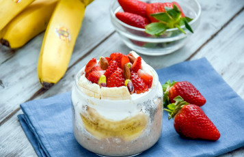 Картинка еда мороженое +десерты орехи банан клубника десерт