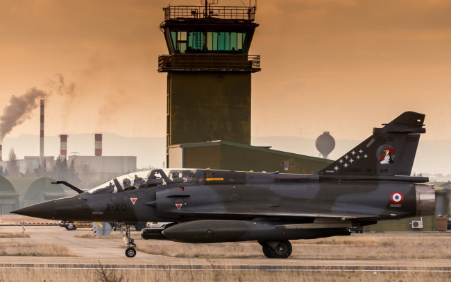 Обои картинки фото dassault mirage 2000d, авиация, боевые самолёты, аэропорт, mirage, 2000d, истребитель, french, air, force, французские, ввс, sunset, military, airfield, fighter