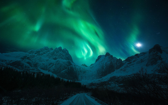 Обои картинки фото природа, северное сияние, night, the, moon, road, northern, lights, winter, mountains, light, snow