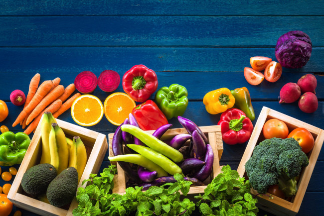 Обои картинки фото еда, фрукты и овощи вместе, авокадо, бананы, помидоры, перец, морковь, мята