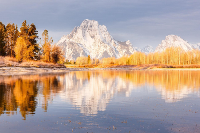 Обои картинки фото природа, реки, озера, осень, небо, озеро, снег, деревья, горы