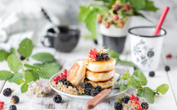 Картинка еда блины +оладьи ягоды завтрак мед смородина ежевика оладьи