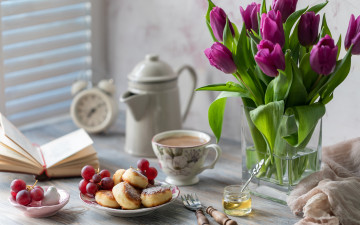 Картинка еда разное кофе букет завтрак мед виноград чашка тюльпаны ваза творог сырники