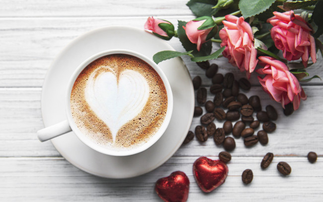 Обои картинки фото еда, кофе,  кофейные зёрна, сердце, розы, букет, конфеты, чашка, кофейные, зерна, шоколадные