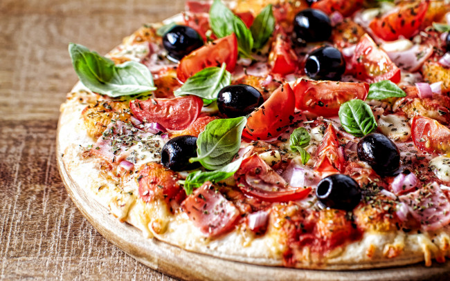 Обои картинки фото еда, пицца, базилик, маслины