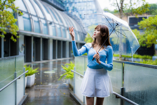 Обои картинки фото девушки, - азиатки, свитер, юбка, зонт, дождь