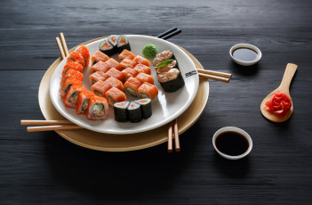 обоя еда, рыба,  морепродукты,  суши,  роллы, японская, кухня, роллы, суши, имбирь, васаби, соус