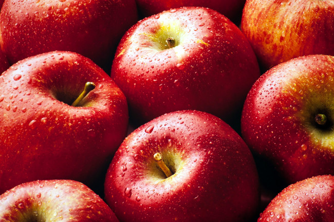 Обои картинки фото еда, яблоки, спелые, капли, макро