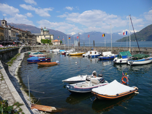 Обои картинки фото корабли, порты, причалы, яхты, лодки, катера, горы, italy, cannobio, италия, набережная, lake, maggiore, озеро
