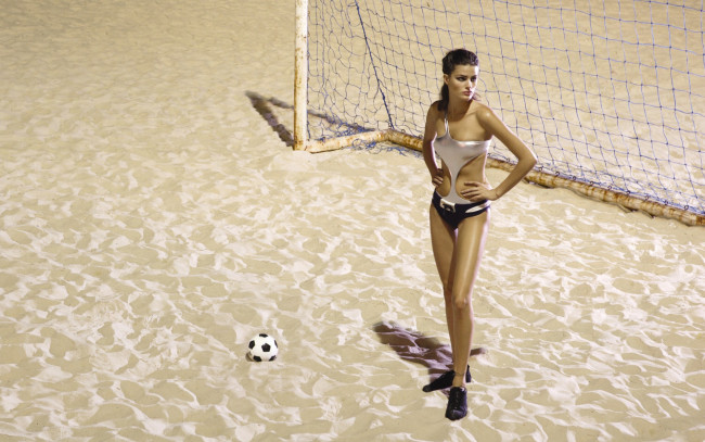 Обои картинки фото Isabeli Fontana, девушки, , , песок, мяч, ворота