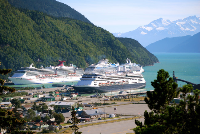 Обои картинки фото корабли, порты, причалы, горы, alaskan, port, лайнеры, бухта