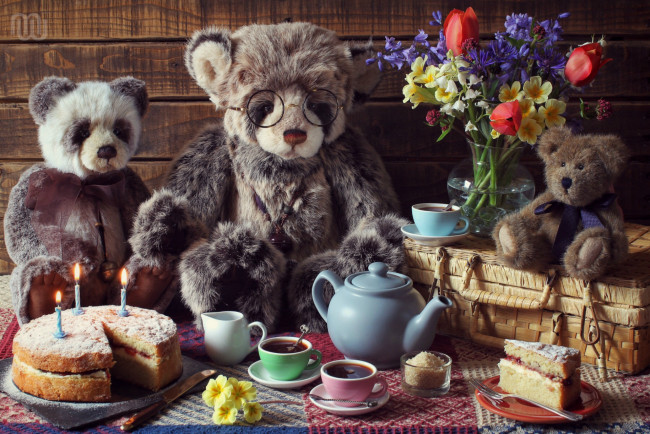 Обои картинки фото разное, игрушки, торт, чаепитие, ситуация, цветы, чай, букет, семья, медведи