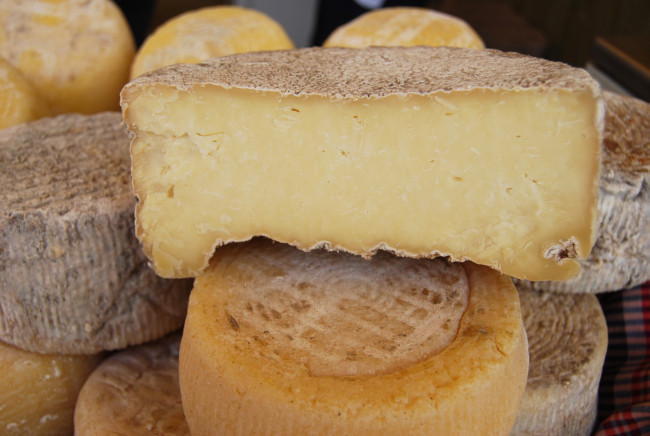 Обои картинки фото formatge madurat mas el lladr&, 233, еда, сырные изделия, сыр