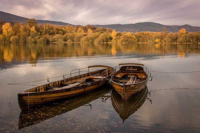 Обои картинки фото корабли, лодки,  шлюпки, деревья, озеро, облака, лодка, осень, небо