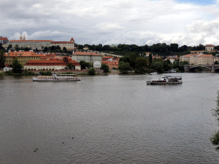 Картинка города прага+ Чехия река прогулочные влтава корабли