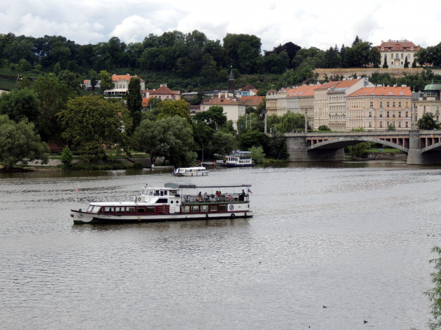 Обои картинки фото города, прага , Чехия, корабль, прогулочный, мост, влтава, река