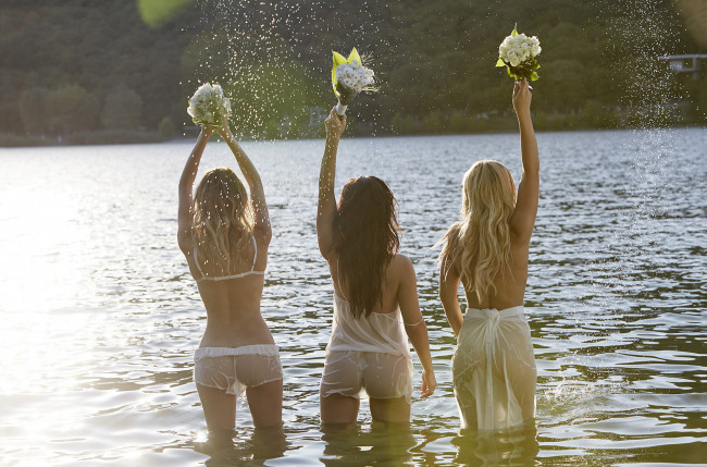 Обои картинки фото девушки, -unsort , группа девушек, букет, вода, serebro, гр серебро