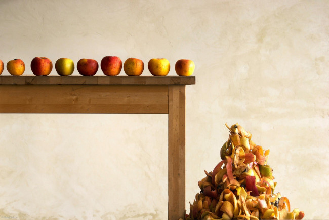 Обои картинки фото еда, Яблоки, композиция, кожура, яблоки, стол