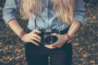 Картинка бренды зенит осень камера фотоаппарат часы блондинка девушка фотограф руки джинсы рубашка
