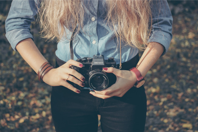 Обои картинки фото бренды, зенит, осень, камера, фотоаппарат, часы, блондинка, девушка, фотограф, руки, джинсы, рубашка