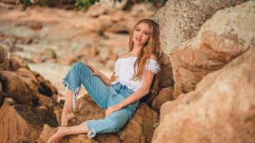 Картинка девушки -+блондинки +светловолосые русая блузка джинсы скалы