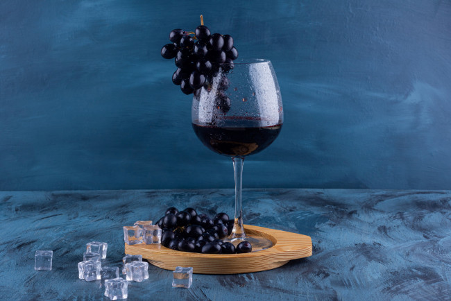 Обои картинки фото еда, напитки,  вино, лед, бокал, вино, виноград