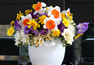 Картинка цветы букеты композиции нарциссы фрезия ваза