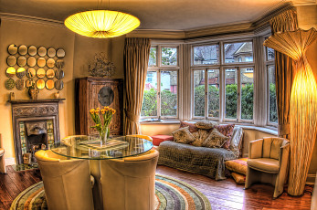 Картинка интерьер гостиная люстра шторы камин окна букет столик