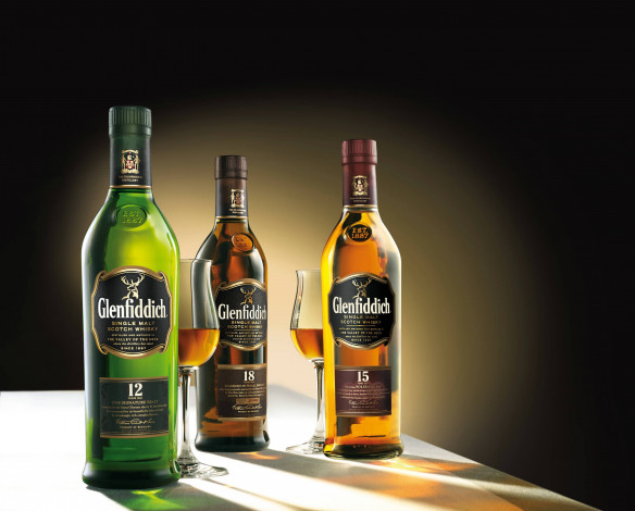 Обои картинки фото whisky, бренды, glenfiddich, бутылки, этикетки, бокалы, виски