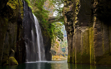 Картинка природа водопады ущелье река водопад мостик