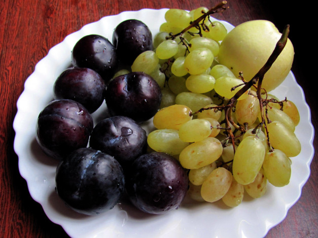 Обои картинки фото еда, фрукты,  ягоды, сливы, виноград