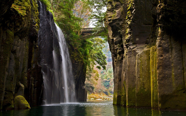 Обои картинки фото природа, водопады, ущелье, река, водопад, мостик