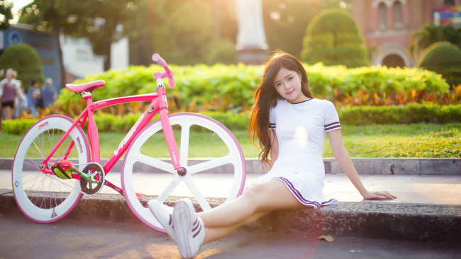 Обои картинки фото техника, велосипеды, девушка, взгляд, фон