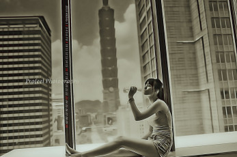 Картинка календари компьютерный+дизайн небоскреб бутылка пить сидеть окно девушка азиатка