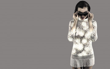 Картинка девушки sasha+grey+ marina+ann+hantzis брюнетка свитер очки